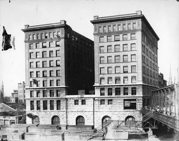 The twelve-story Austell Building seen from the south in 1906, the iron Forsyth Street bridge and its stair at the right.