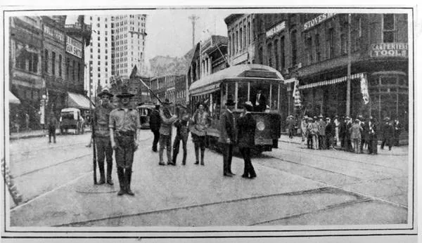 Militia soldiers with rifles beside a streetcar at Walton and Peachtree streets, as engraved for Harper’s Weekly in 1906.