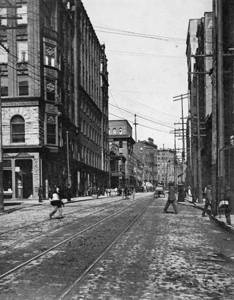 Decatur Street in 1895 looking west toward Five Points, the tall Kimball House hotel filling the left side of the street.
